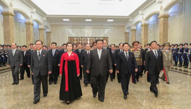زعيم كوريا الشمالية وزوجته يزوران قبر جده