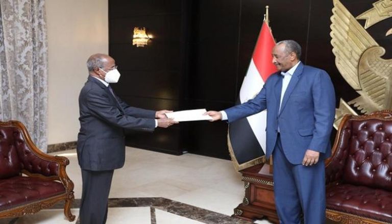 المبعوث الإريتري خلال لقاء رئيس مجلس السيادة السوداني