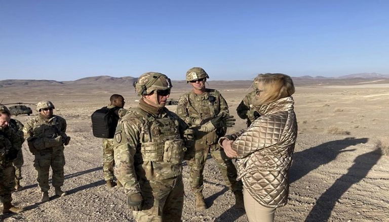 وزيرة الجيش الأمريكي، كريستين ورموت مع الجنرال كيرت تايلور 