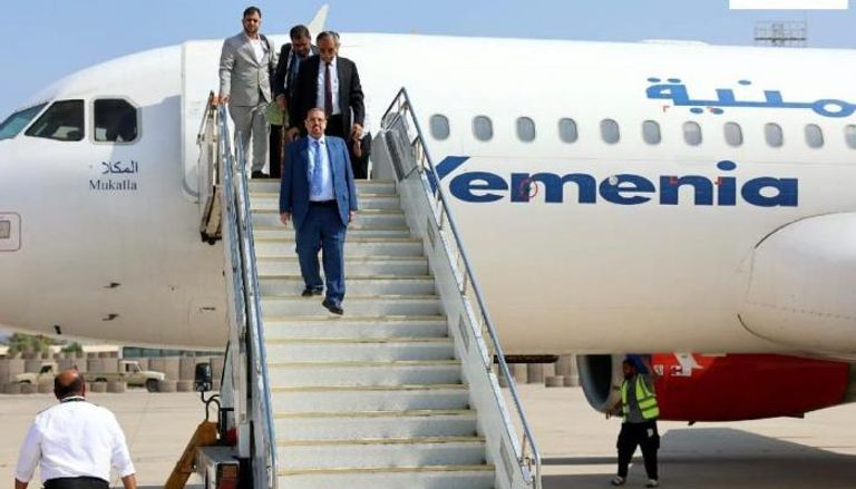 رئيس وأعضاء بالبرلمان اليمني لدى وصولهم إلى عدن