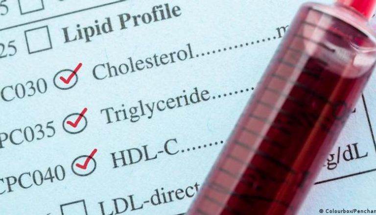 ارتفاع الكوليسترول في الدم يرفع خطر الإصابة بأزمة قلبية