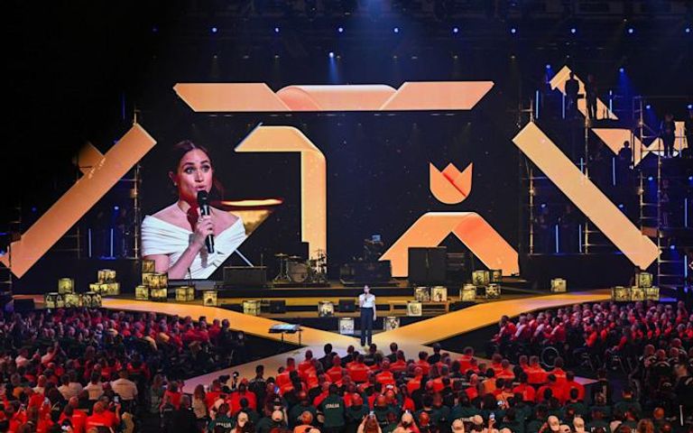 قبلة ميجان ماركل لزوجها الأمير هاري في Invictus Games