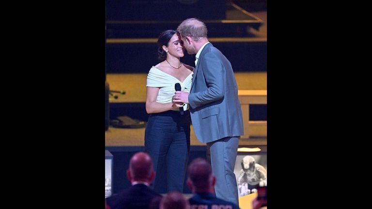 قبلة ميجان ماركل لزوجها الأمير هاري في Invictus Games