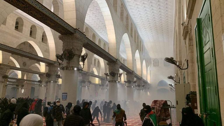 المواجهات مستمرة بين الفلسطينيين والجيش الإسرائيلي بالأقصى