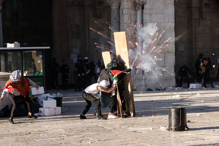 المواجهات مستمرة بين الفلسطينيين والجيش الإسرائيلي بالأقصى