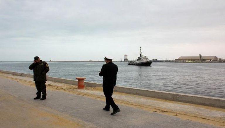 عسكريون تابعون للبحرية التونسية قبالة السفينة الغارقة