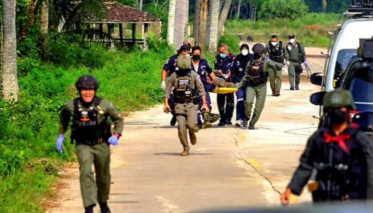 الشرطة التايلاندية تنقل مصابين في تفجيرات الجمعة