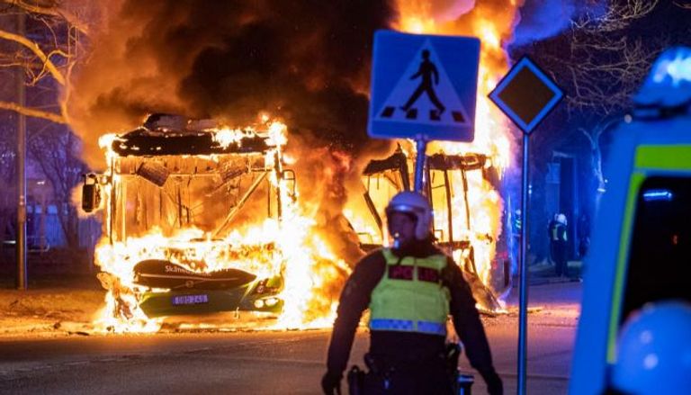 مشهد من فوضى الاحتجاجات في السويد- رويترز