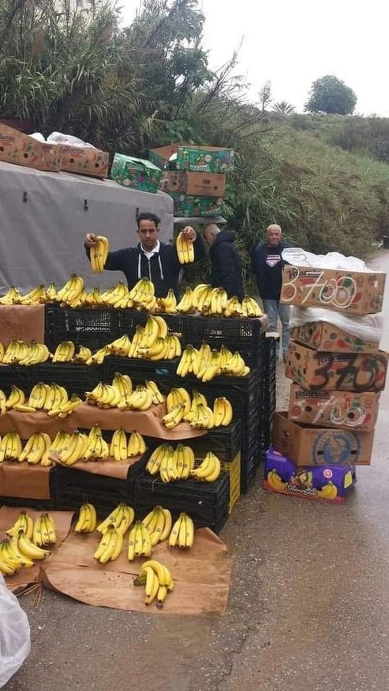 بائع يعرض الموز بأسعار منخفضة بعد حملة المقاطعة الشعبية بالجزائر