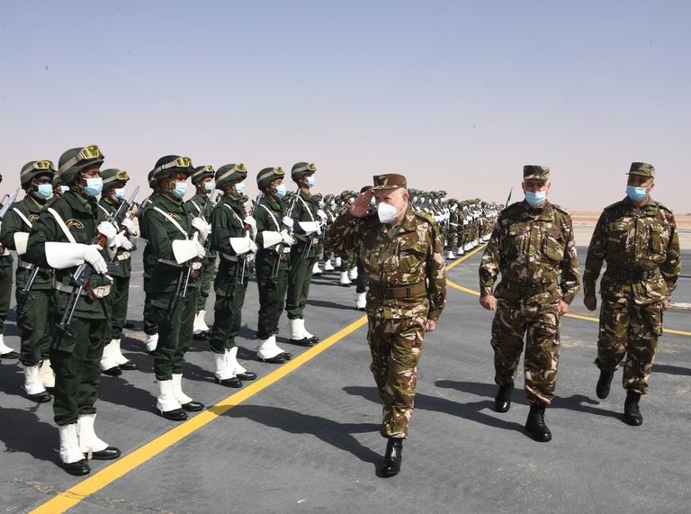 قائد الجيش الجزائري في منطقة برج باجي مختار جنوبي البلاد قائد الجيش الجزائري في منطقة برج باجي مختار جنوبي البلاد