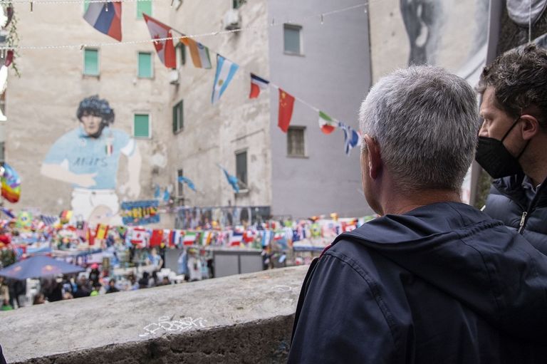 جوزيه مورينيو يزور ضريح مارادونا جوزيه مورينيو مع مارادونا