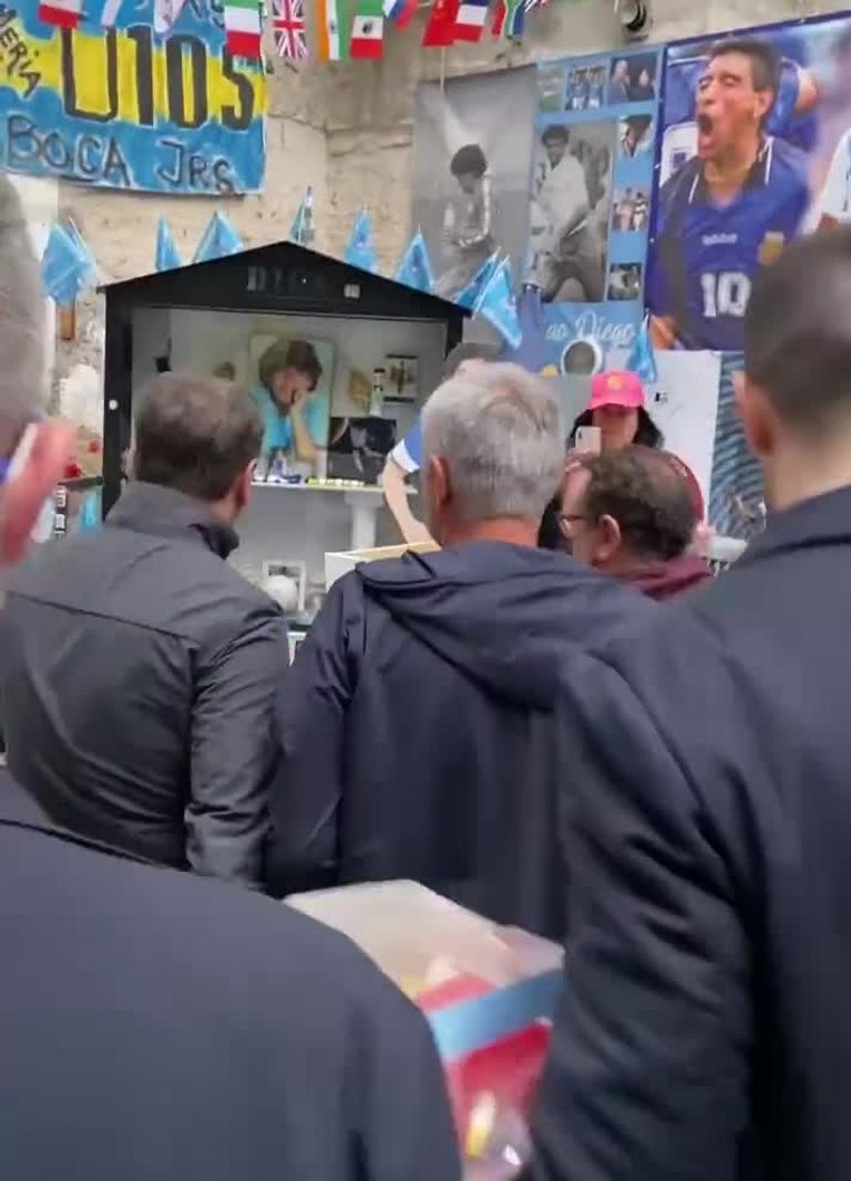 جوزيه مورينيو يزور ضريح مارادونا جوزيه مورينيو مع مارادونا