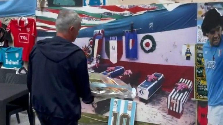 جوزيه مورينيو يزور ضريح مارادونا جوزيه مورينيو مع مارادونا