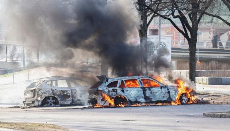 سيارتان محترقتان خلال موجة عنف في السويد 