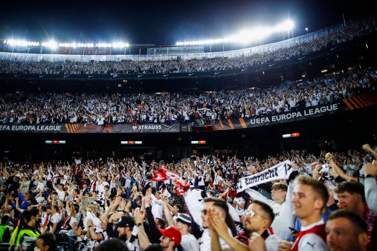 جماهير فرانكفورت في برشلونة جماهير فرانكفورت في برشلونة