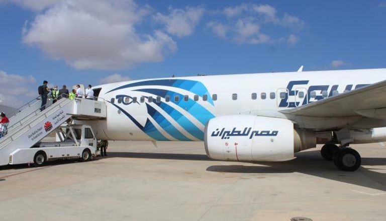 طائرة مصر للطيران تحط في مطار بنينا الدولي. 