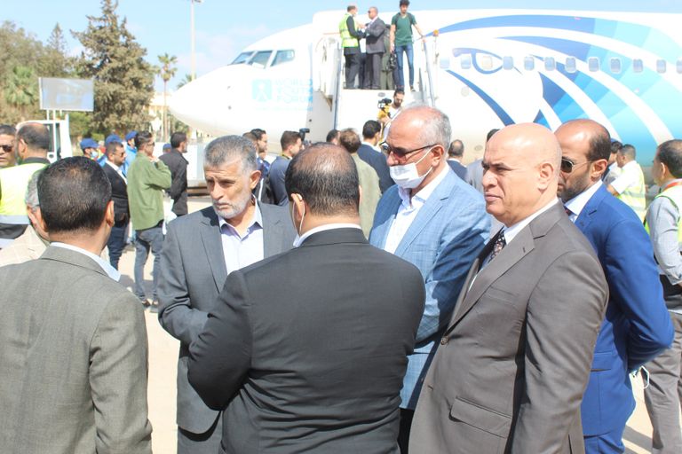 طائرة مصر للطيران تحط في مطار بنينا الدولي