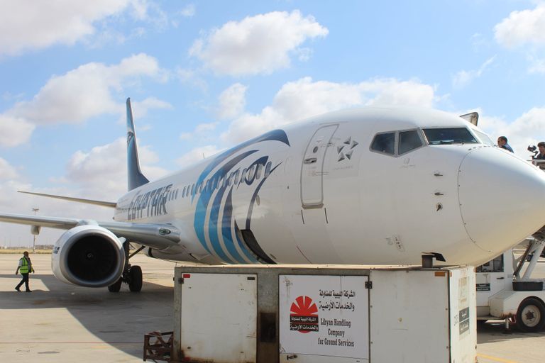 طائرة مصر للطيران تحط في مطار بنينا الدولي