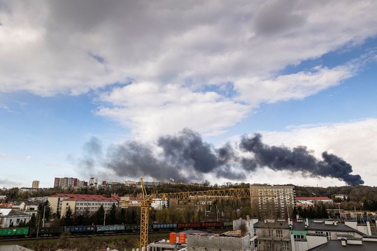 دخان يتصاعد في مدينة لفيف الأوكرانية