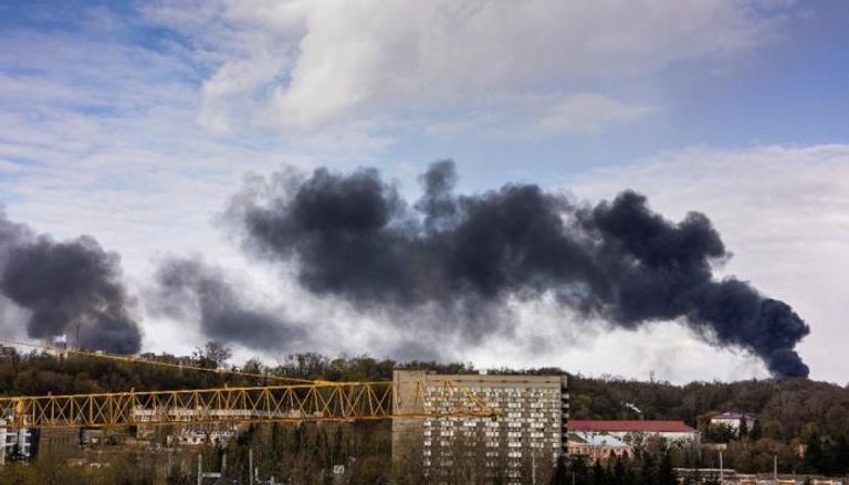 دخان يتصاعد في مدينة لفيف الأوكرانية