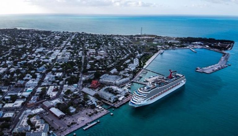 رسو سفينة كرنفال دريم السياحية في المنفذ B في كي ويست ، فلوريدا 