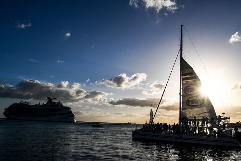 رسو سفينة كرنفال دريم السياحية في المنفذ B في كي ويست - فلوريدا 