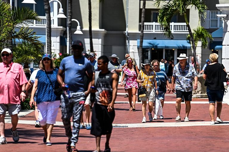 رسو سفينة كرنفال دريم السياحية في المنفذ B في كي ويست - فلوريدا 