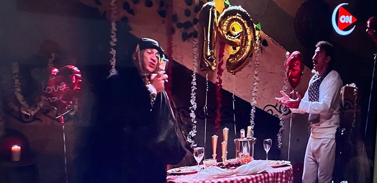 مربوحة بزي الأخطبوط والكبير يمسك المسدس