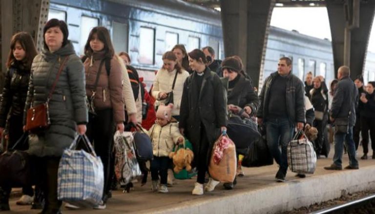 أوكرانيون بمحطة السكك الحديديدة الرئيسية في لفيف - واشنطن بوست
