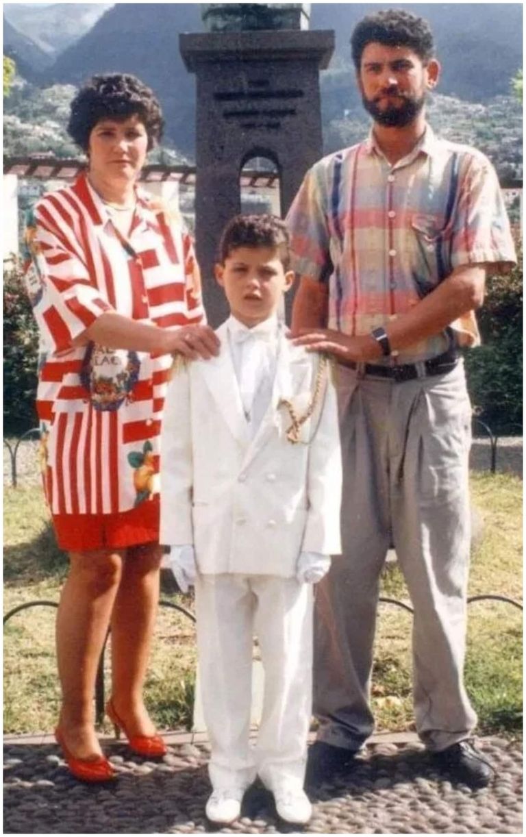 رونالدو مع والده ووالدته رونالدو وشقيقه وابنه ووالدته