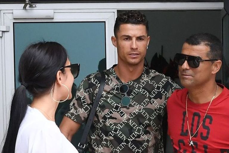 رونالدو وجورجينا وهوجو رونالدو وشقيقه وابنه ووالدته