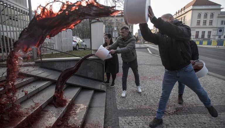 محتجون في براغ يسكبون صباغاً أحمر اللون وليس دماء- أ ف ب