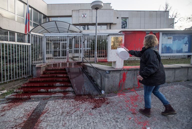 محتجون في براغ يسكبون صباغاً أحمر اللون وليس دماء- أ ف ب