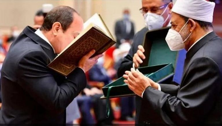 الرئيس المصري يقبل نسخة نادرة من المصحف أهداها له شيخ الأزهر