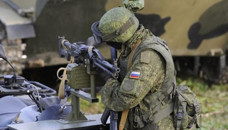 جندي روسي يتفقد سلاحه