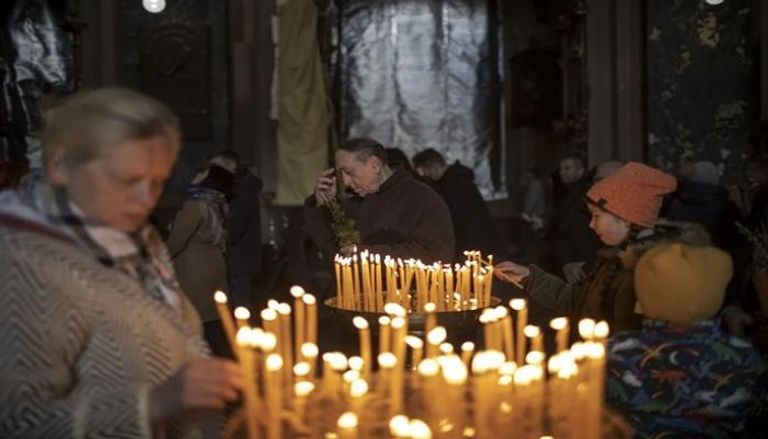 أوكرانيون داخل إحدى الكنائس للصلاة من أجل السلام