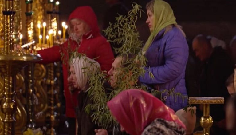 أوكرانيون داخل إحدى الكنائس للصلاة من أجل السلام