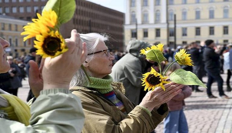 أوكرانيون داخل إحدى الكنائس للصلاة من أجل السلام