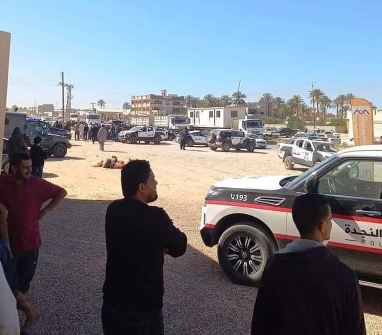 سيارة شرطة تضررت أثناء الاشتباكات بطرابلس