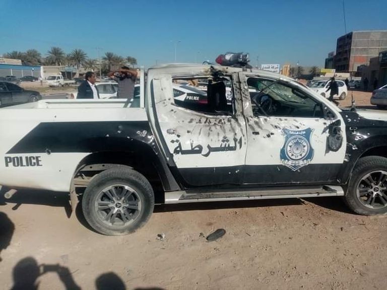 سيارة شرطة تضررت أثناء الاشتباكات بطرابلس