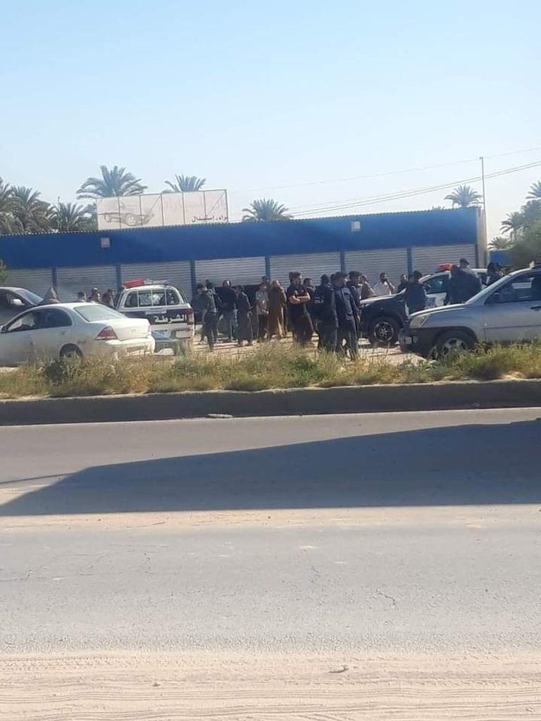 سيارة شرطة تضررت أثناء الاشتباكات بطرابلس