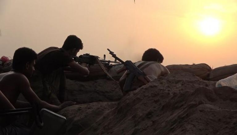عناصر من الجيش اليمني خلال التصدي لهجمات حوثية - أرشيفية