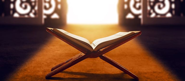 القرآن الكريم - تعبيرية عن قراءته في العشر الأواخر من رمضان  دعاء العشر الأواخر من رمضان