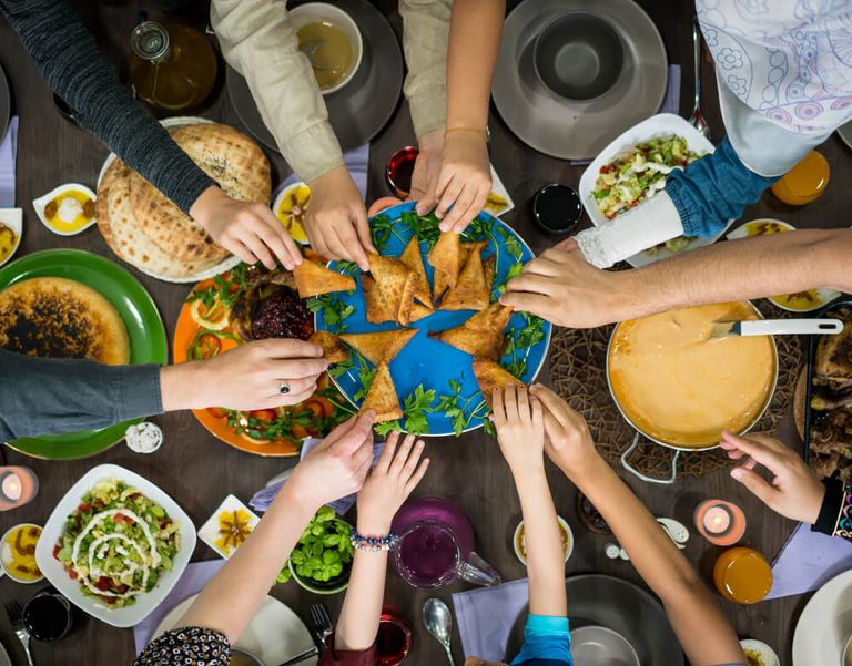 الإفراط في تناول الطعام لا يسبب السمنة.. لكن بشروط