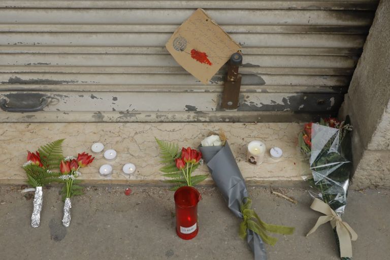 وقفة تضامنية أمام صيدلية الضحية