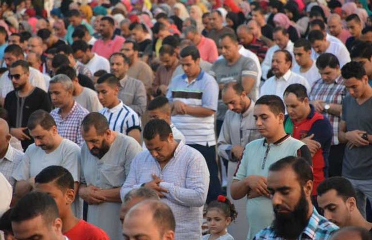 صلاة عيد الفطر المبارك جانب من احتفالات العيد - أرشيفية