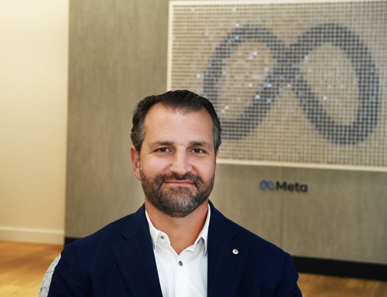 فارس عقاد، المدير الإقليمي لشركة "ميتا" شعار شركة "ميتا"