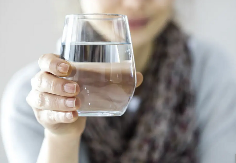 شرب الماء للتخلص من الزكام بيوم واحد