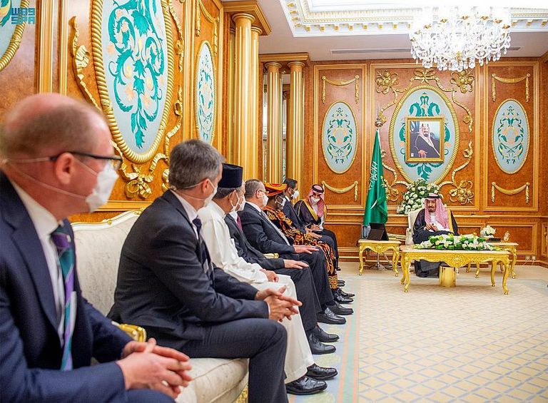 الملك سلمان خلال الاستقبال