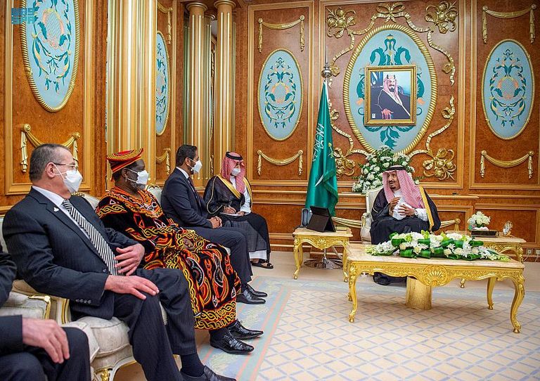 الملك سلمان خلال الاستقبال